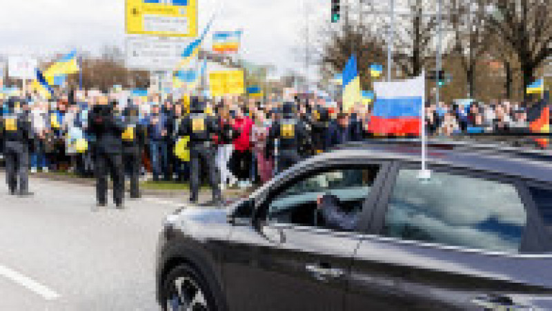 Germania.
O coloană de mașini cu pro-ruși este întâmpinată de demonstranți pro-ucraineni Foto: Profimedia Images | Poza 3 din 22