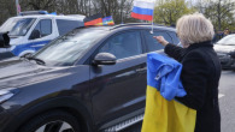 Germania.
O coloană de mașini cu pro-ruși este întâmpinată de demonstranți pro-ucraineni Foto: Profimedia Images | Poza 10 din 22