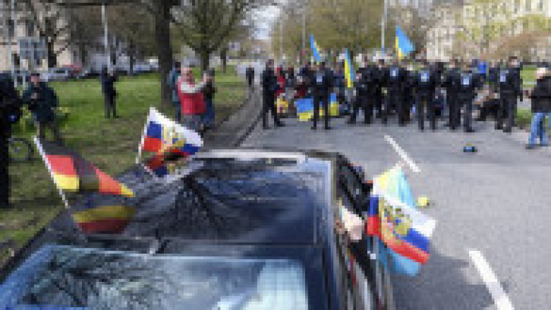 Germania.
O coloană de mașini cu pro-ruși este întâmpinată de demonstranți pro-ucraineni Foto: Profimedia Images | Poza 6 din 22