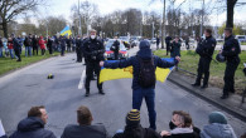 Germania. Demonstranții pro-ruși sunt întâmpinați de demonstranți pro-ucraineni Foto: Profimedia Images | Poza 7 din 22