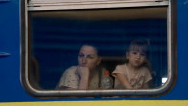 O mamă și fiica ei pleacă cu trenul din gara Liov spre Polonia. Foto: Getty Images | Poza 4 din 10
