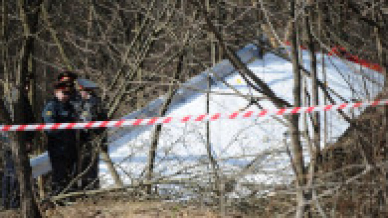 Accidentul aviatic din 10 aprilie 2010 a făcut 96 de morţi, printre care preşedintele Kaczynski şi soţia sa, precum şi mai mulţi înalţi responsabili polonezi, care mergeau în Rusia pentru a aduce un omagiu victimelor masacrului de la Katyn, în apropiere de Smolensk, din 1940. Sursa foto: Profimedia Images | Poza 27 din 28