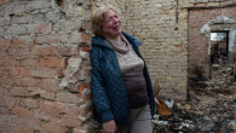 O ucraineană dintr-o localitate din jurul Kievului plânge când se întoarce să-și vadă casa după bombardamentele rușilor. Foto: Getty Images | Poza 1 din 8
