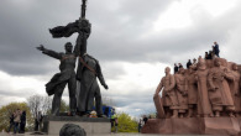 Autoritățile ucrainene au demontat un monument uriaș din epoca sovietică, aflat în centrul Kievului. FOTO: Profimedia Images | Poza 4 din 5