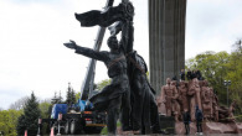 Autoritățile ucrainene au demontat un monument uriaș din epoca sovietică, aflat în centrul Kievului. FOTO: Profimedia Images | Poza 5 din 5