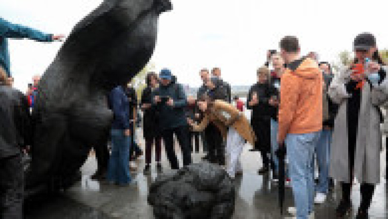 Autoritățile ucrainene au demontat un monument uriaș din epoca sovietică, aflat în centrul Kievului. FOTO: Profimedia Images | Poza 2 din 5