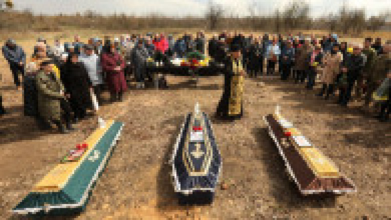 Inmormântarea unor civili ucraineni uciși la Borodianka. Foto: Profimedia | Poza 1 din 9