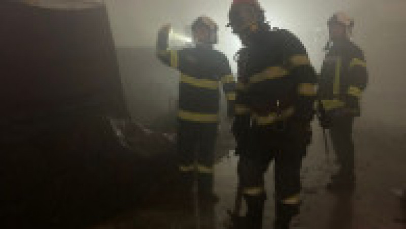 Incendiu la clădirea Halelor Centrale din Ploieşti cu degajare mare de fum. Foto: ISU Prahova | Poza 6 din 7