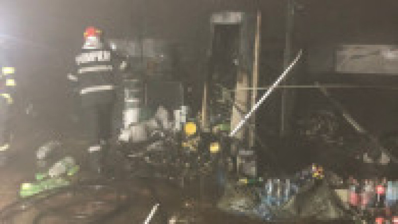Incendiu la clădirea Halelor Centrale din Ploieşti cu degajare mare de fum. Foto: ISU Prahova | Poza 1 din 7