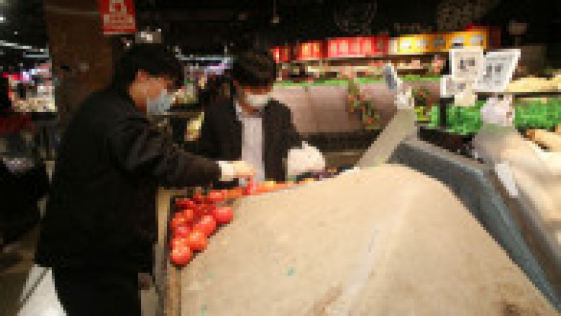 Locuitorii Beijingului golesc magazinele de teama unei noi carantine anti-COVID. Foto: Profimedia | Poza 3 din 10