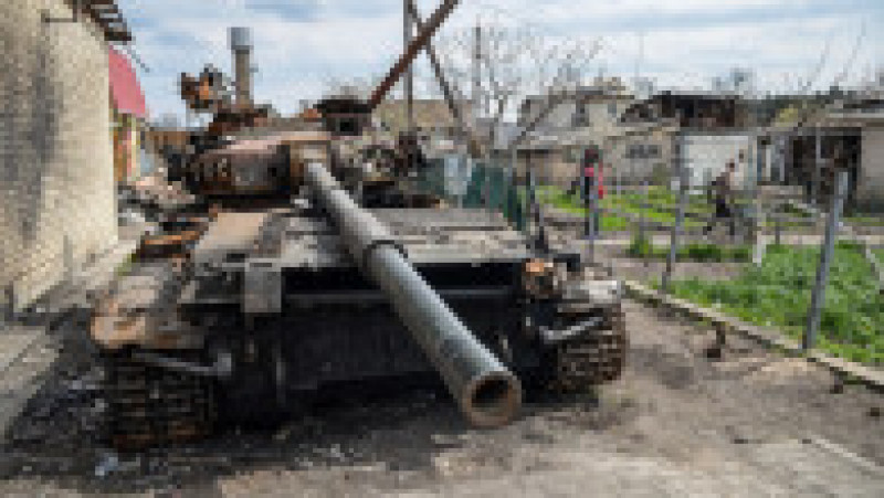 Un tanc rusesc distrus rămâne în curtea unei case private din Hostomel. Foto: Profimedia Images | Poza 12 din 13