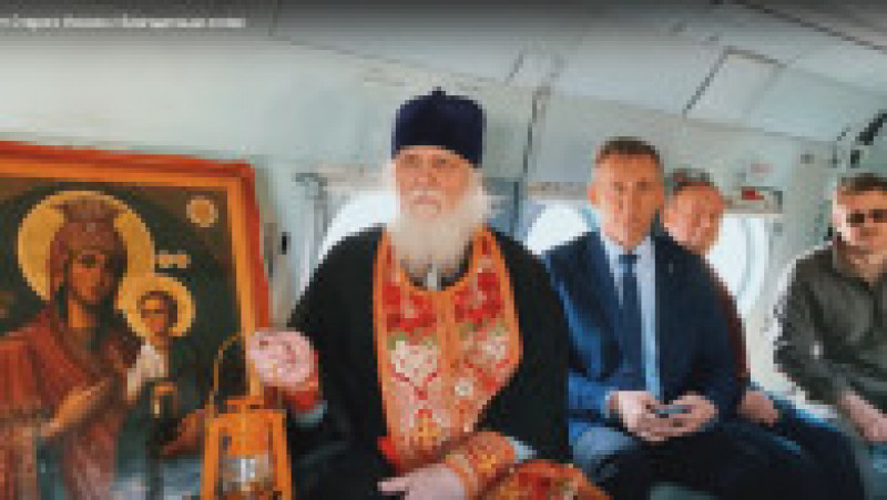 Doi preoți ruși au plimbat Lumina Sfântă cu elicopterul FOTO: captură video | Poza 1 din 5
