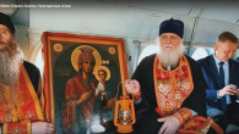 Doi preoți ruși au plimbat Lumina Sfântă cu elicopterul FOTO: captură video | Poza 2 din 5
