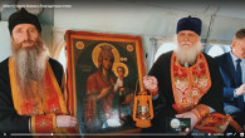 Doi preoți ruși au plimbat Lumina Sfântă cu elicopterul FOTO: captură video | Poza 3 din 5