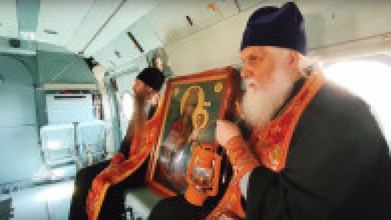 Doi preoți ruși au plimbat Lumina Sfântă cu elicopterul FOTO: captură video | Poza 5 din 5