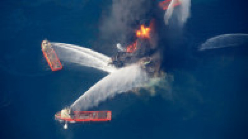 Nave încearcă să stingă incendiul de la bordul platformei petroliere Deepwater Horizon. Sursa foto: Profimedia Images | Poza 26 din 26