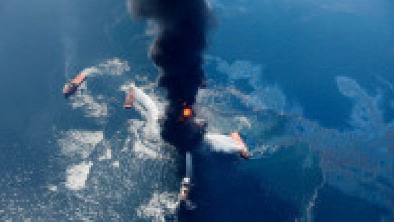 Nave încearcă să stingă incendiul de la bordul platformei petroliere Deepwater Horizon. Sursa foto: Profimedia Images | Poza 23 din 26