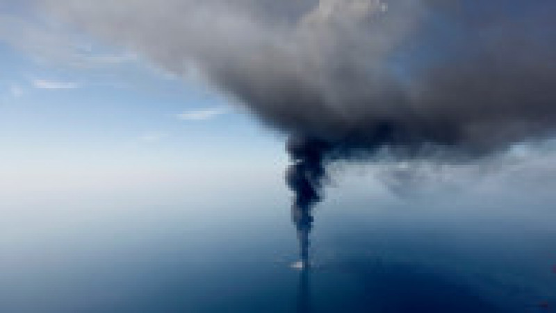 Nave încearcă să stingă incendiul de la bordul platformei petroliere Deepwater Horizon. Sursa foto: Profimedia Images | Poza 24 din 26