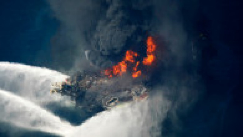 Nave încearcă să stingă incendiul de la bordul platformei petroliere Deepwater Horizon. Sursa foto: Profimedia Images | Poza 25 din 26
