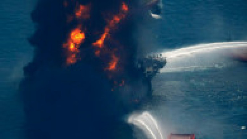 Nave încearcă să stingă incendiul de la bordul platformei petroliere Deepwater Horizon. Sursa foto: Profimedia Images | Poza 21 din 26