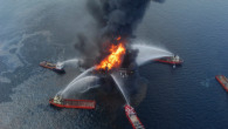 Nave încearcă să stingă incendiul de la bordul platformei petroliere Deepwater Horizon. Sursa foto: Profimedia Images | Poza 3 din 26
