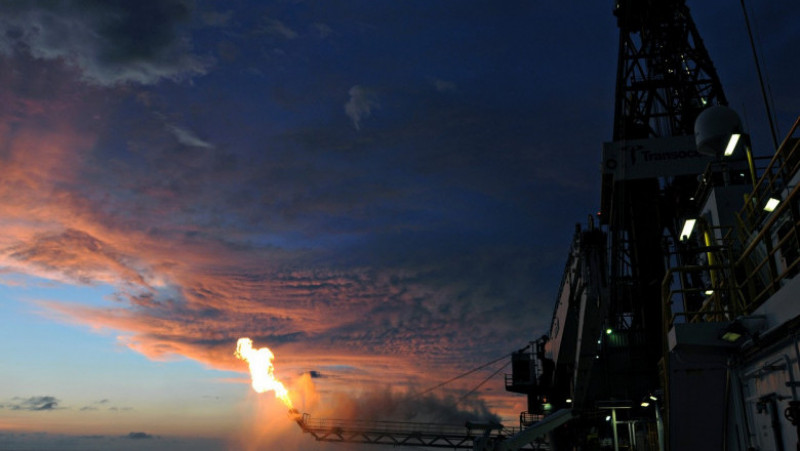 Nave încearcă să stingă incendiul de la bordul platformei petroliere Deepwater Horizon. Sursa foto: Profimedia Images