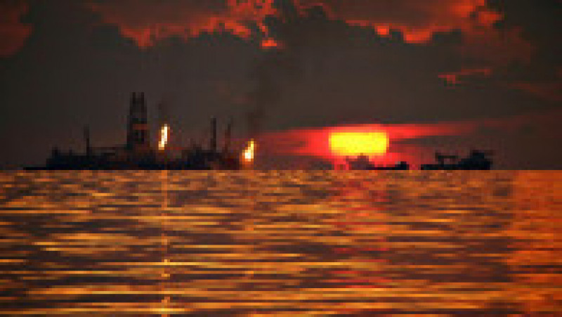 Nave încearcă să stingă incendiul de la bordul platformei petroliere Deepwater Horizon. Sursa foto: Profimedia Images | Poza 16 din 26