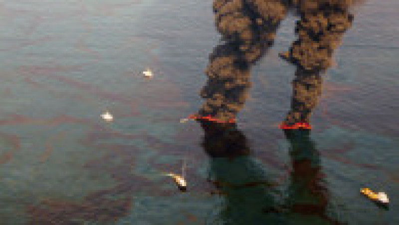 Nave încearcă să stingă incendiul de la bordul platformei petroliere Deepwater Horizon. Sursa foto: Profimedia Images | Poza 13 din 26