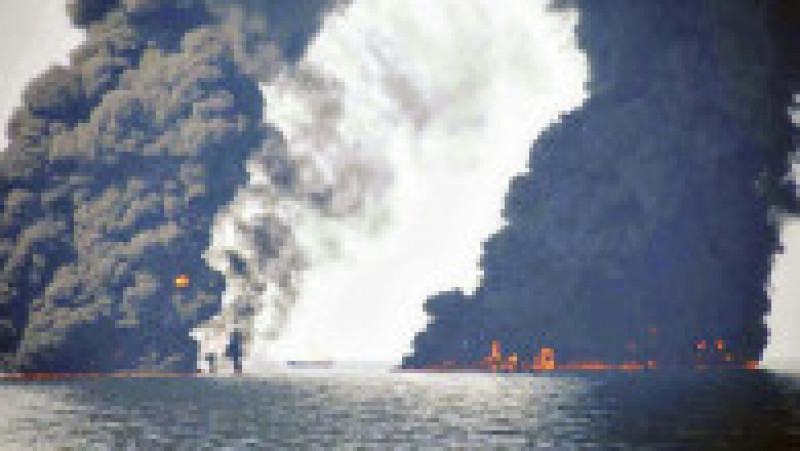 Nave încearcă să stingă incendiul de la bordul platformei petroliere Deepwater Horizon. Sursa foto: Profimedia Images | Poza 14 din 26
