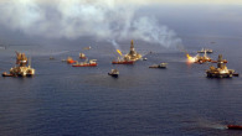 Nave încearcă să stingă incendiul de la bordul platformei petroliere Deepwater Horizon. Sursa foto: Profimedia Images | Poza 15 din 26