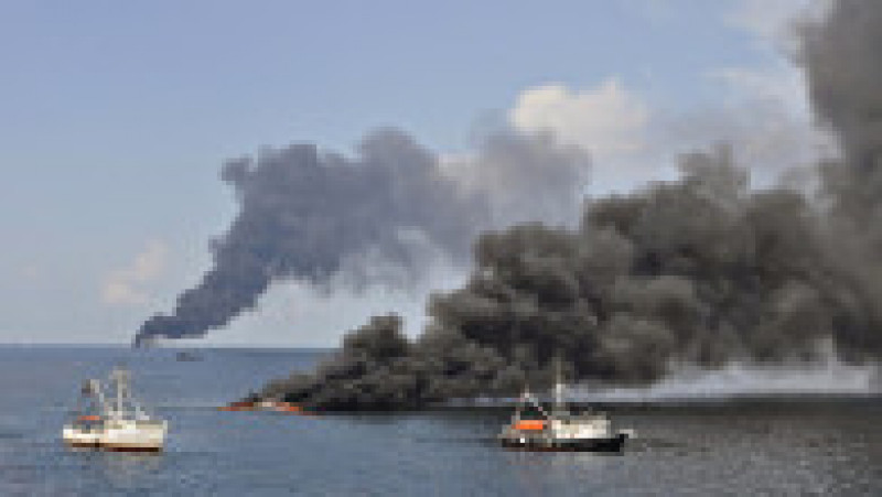 Nave încearcă să stingă incendiul de la bordul platformei petroliere Deepwater Horizon. Sursa foto: Profimedia Images | Poza 12 din 26