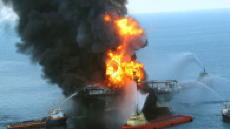 Nave încearcă să stingă incendiul de la bordul platformei petroliere Deepwater Horizon. Sursa foto: Profimedia Images | Poza 9 din 26