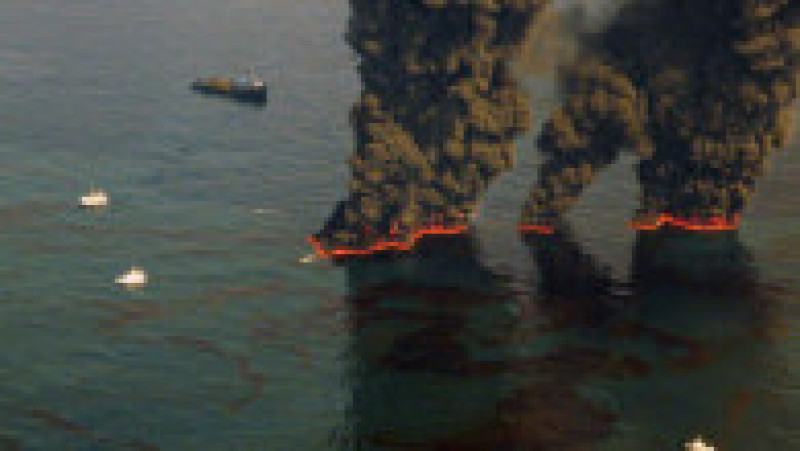 Nave încearcă să stingă incendiul de la bordul platformei petroliere Deepwater Horizon. Sursa foto: Profimedia Images | Poza 10 din 26
