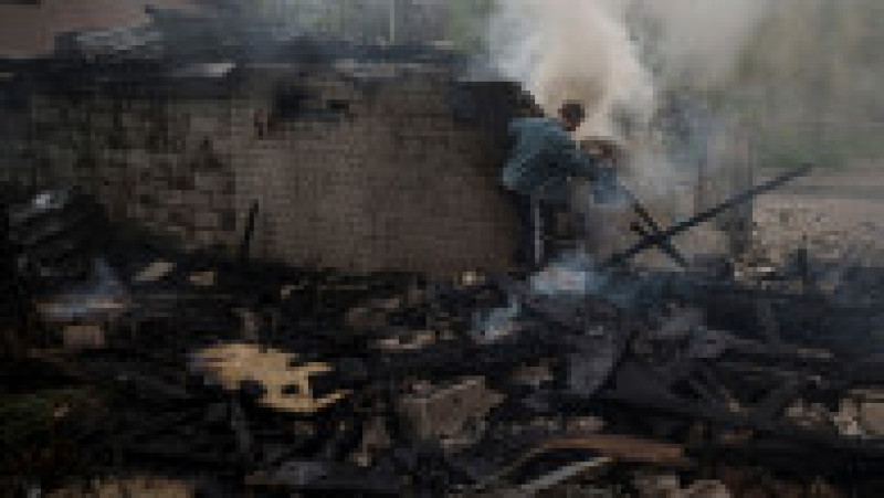 Un bărbat încearcă să stingă un incendiu în urma unui bombardament rusesc într-un cartier rezidențial din Harkov. Foto: Profimedia Images | Poza 3 din 12
