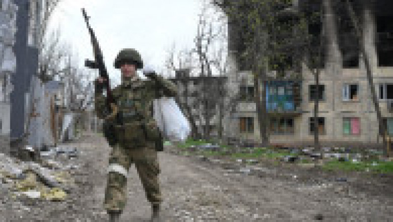 Un soldat cecen se fotografiază la Mariupol. Foto: Profimedia | Poza 12 din 14