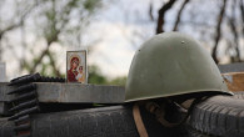 O icoană și casca unui soldat. Foto: Profimedia Images | Poza 6 din 11