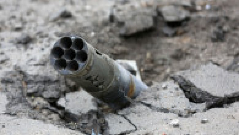 Resturile unei rachete, pe o stradă din regiunea Donețk. Foto: Profimedia Images | Poza 7 din 11