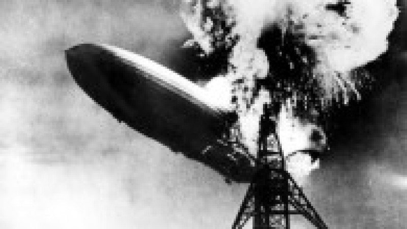 Explozia dirijabilului Hindenburg, produsă pe 6 mai 1937, este unul dintre cele mai cunoscute dezastre aeriene din istorie. Sursa foto: Profimedia Images | Poza 2 din 46