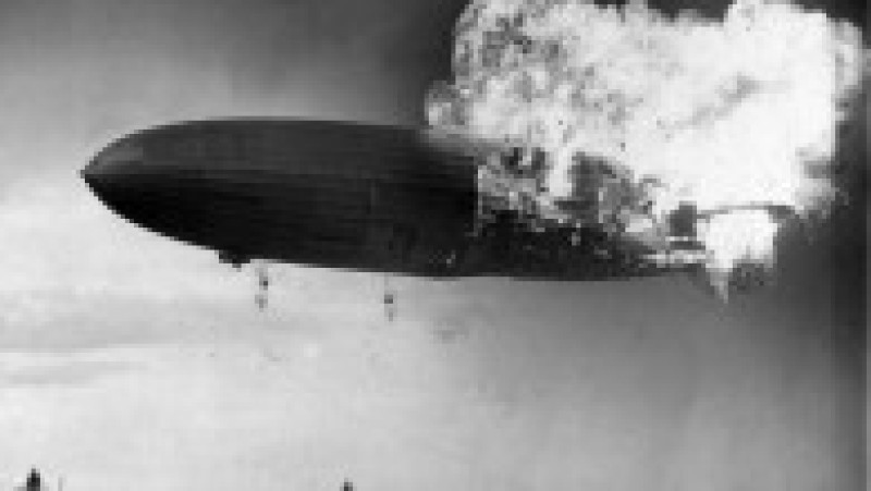 Explozia dirijabilului Hindenburg, produsă pe 6 mai 1937, este unul dintre cele mai cunoscute dezastre aeriene din istorie. Sursa foto: Profimedia Images | Poza 33 din 46