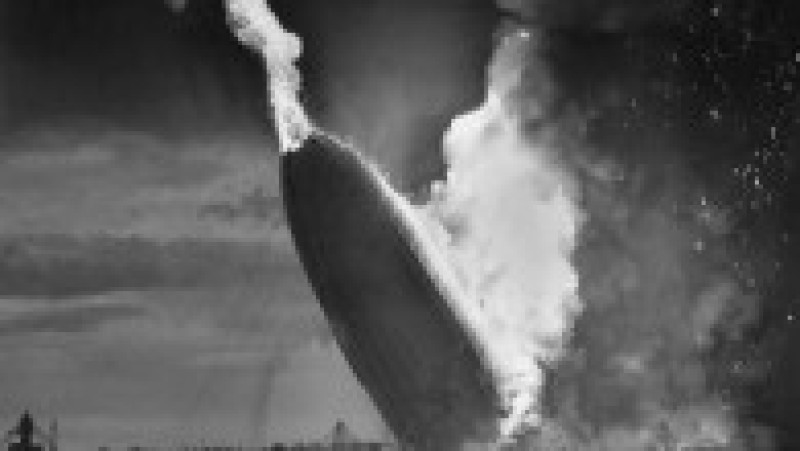Explozia dirijabilului Hindenburg, produsă pe 6 mai 1937, este unul dintre cele mai cunoscute dezastre aeriene din istorie. Sursa foto: Profimedia Images | Poza 44 din 46