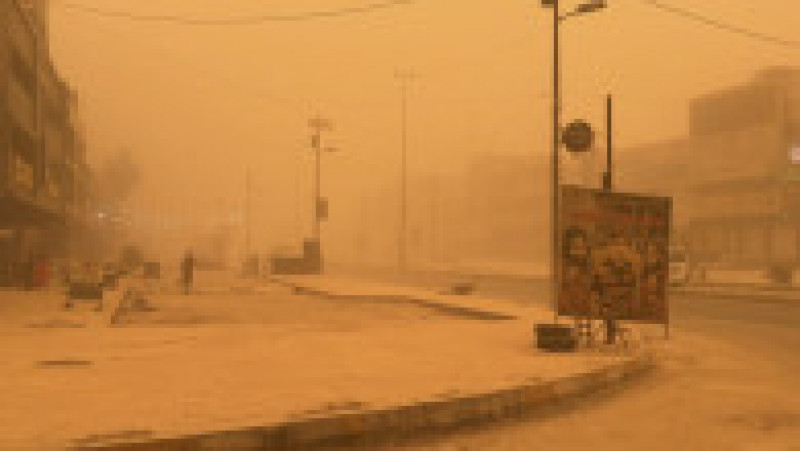 Irakul a fost acoperit de un strat de praf portocaliu, după o furtună de nisip. Foto: Profimedia Images | Poza 1 din 12