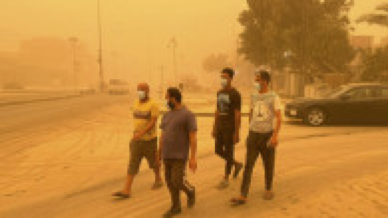 Irakul a fost acoperit de un strat de praf portocaliu, după o furtună de nisip. Foto: Profimedia Images | Poza 2 din 12