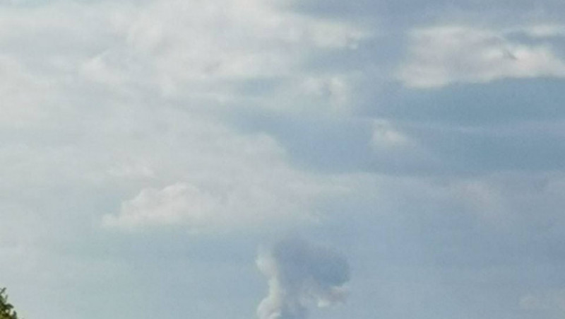 Un incendiu a izbucnit în regiunea rusească Belgorod. Sursele ucrainene vorbesc despre faptul ca at fi vorba de un depozit militar din localitatea Tamarovka. Sursă foto: NEXTA LIVE