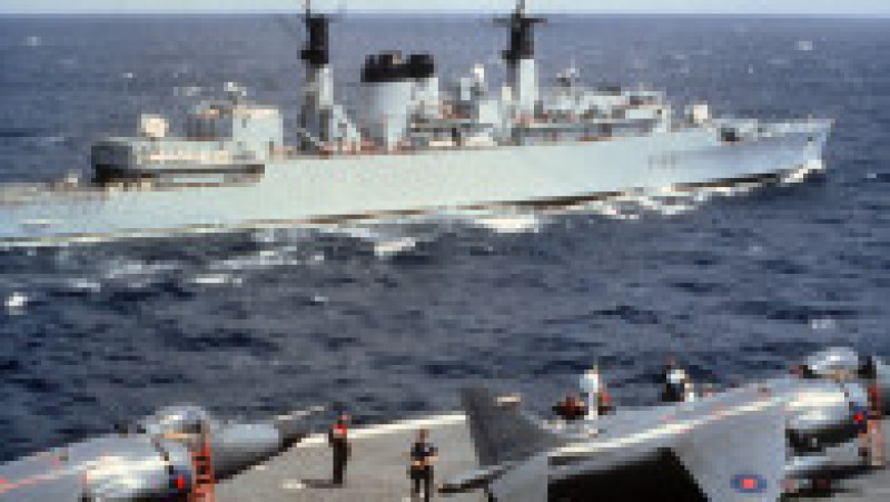 Nave britanice cu avioane Harrier la bord, 18 aprilie 1982. Sursa foto: Profimedia Images | Poza 6 din 31