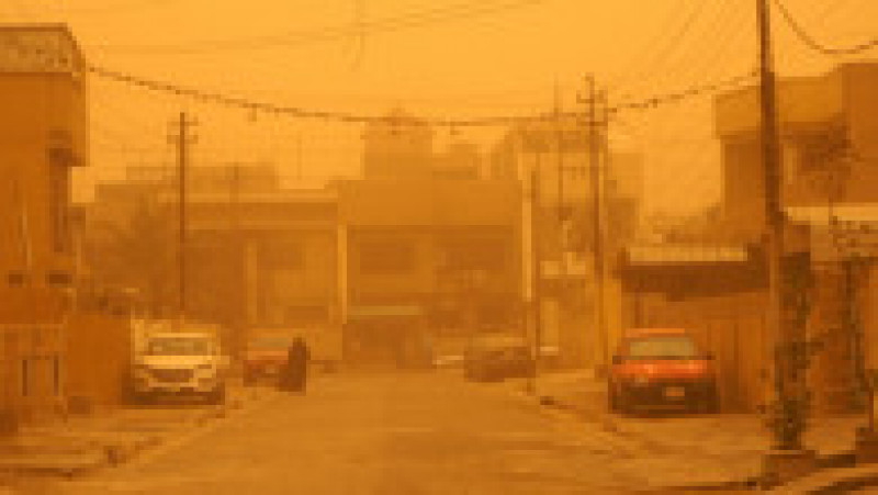 Irakul a fost acoperit de un strat de praf portocaliu, după o furtună de nisip. Foto: Profimedia Images | Poza 5 din 10