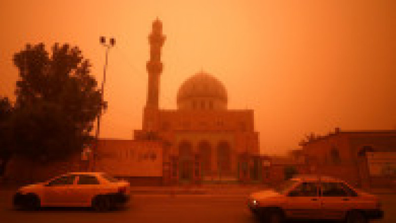 Irakul a fost acoperit de un strat de praf portocaliu, după o furtună de nisip. Foto: Profimedia Images | Poza 2 din 10