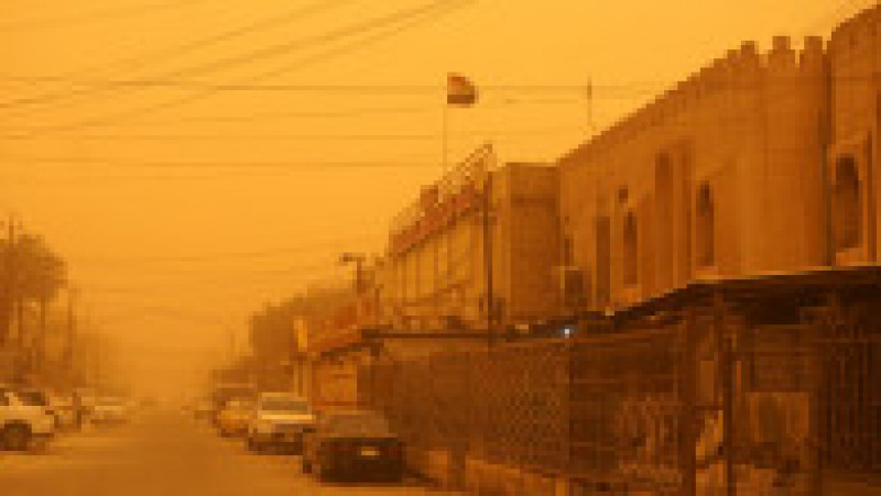 Irakul a fost acoperit de un strat de praf portocaliu, după o furtună de nisip. Foto: Profimedia Images | Poza 5 din 12