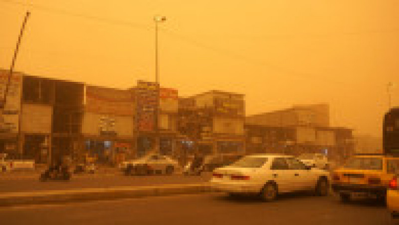 Irakul a fost acoperit de un strat de praf portocaliu, după o furtună de nisip. Foto: Profimedia Images | Poza 8 din 12