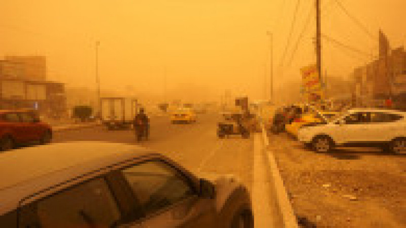 Irakul a fost acoperit de un strat de praf portocaliu, după o furtună de nisip. Foto: Profimedia Images | Poza 9 din 12