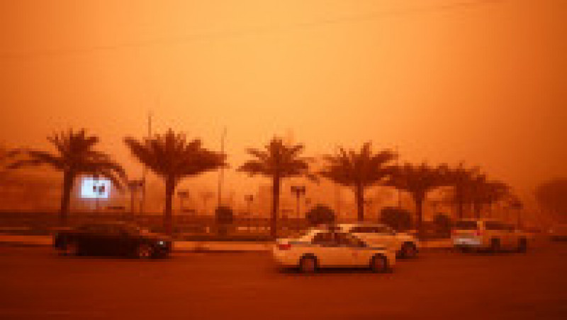 Irakul a fost acoperit de un strat de praf portocaliu, după o furtună de nisip. Foto: Profimedia Images | Poza 1 din 10